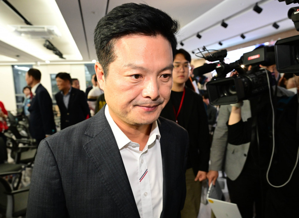 ▲국민의힘 김태우 강서구청장 후보가 11일 서울 강서구 캠프사무소에서 패배를 인정하는 입장을 밝힌 뒤 떠나고 있다. (연합뉴스)