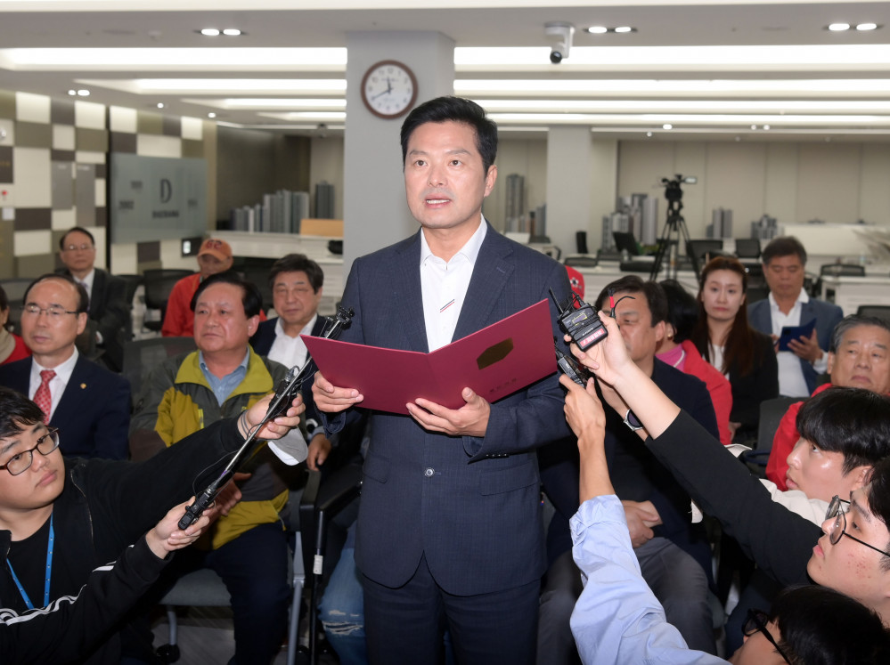 ▲국민의힘 김태우 강서구청장 후보가 11일 서울 강서구 캠프사무소에서 패배를 인정하는 입장을 밝히고 있다. (연합뉴스)