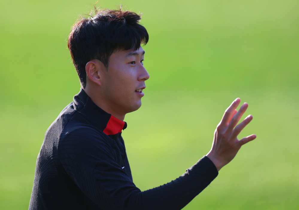 ▲10일 오후 경기도 파주NFC(축구대표팀 트레이닝센터)에서 열린 한국 축구대표팀 공개훈련에서 대표팀 주장 손흥민이 팬들에게 인사하고 있다.  (연합뉴스)