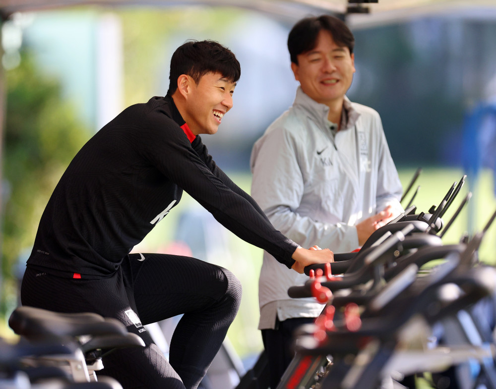 ▲10일 오후 경기도 파주NFC(축구대표팀 트레이닝센터)에서 열린 한국 축구대표팀 공개훈련에서 대표팀 손흥민이 사이클을 타며 몸을 풀고 있다.  (연합뉴스)