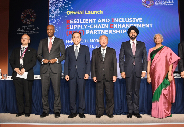 ▲국제통화기금(IMF)·세계은행(WB) 연차총회 참석차 모로코 마라케시를 방문 중인 추경호 부총리 겸 기획재정부 장관(왼쪽에서 세번째)에서 이 11일(현지시간) 본회의장에서 열린 WB기금(RISE) 출범행사(공급망 강화 파트너십 출범행사) 시작 전 기념 사진을 찍고 있다. (사진제공=기획재정부)