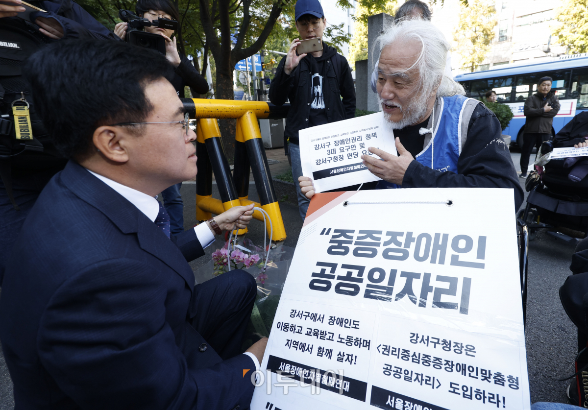 ▲진교훈 신임 강서구청장이 12일 서울 강서구청에서 박경석 전국장애인차별철폐연대 대표와 대화를 하고 있다. 조현호 기자 hyunho@