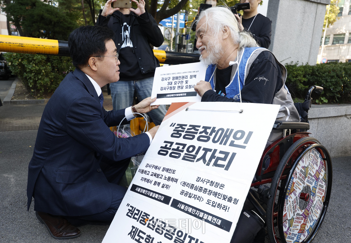 ▲진교훈 신임 강서구청장이 12일 서울 강서구청에서 박경석 전국장애인차별철폐연대 대표와 대화를 하고 있다. 조현호 기자 hyunho@