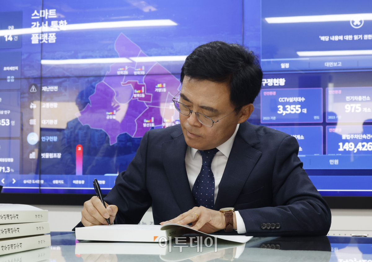 ▲진교훈 신임 강서구청장이 12일 서울 강서구청 집무실에서 강서구청장 사무 인수인계서에 서명하고 있다. 조현호 기자 hyunho@