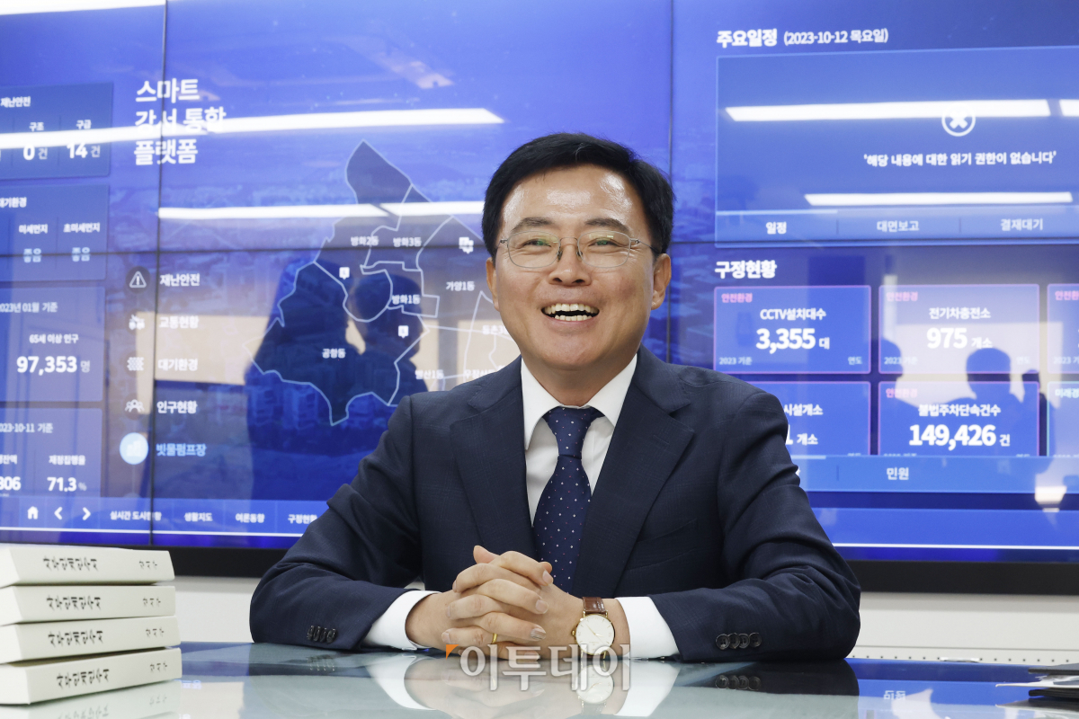 ▲진교훈 신임 강서구청장이 12일 서울 강서구청 집무실에서 강서구청장 사무 인수인계서에 서명한 뒤 발언을 하고 있다. 조현호 기자 hyunho@