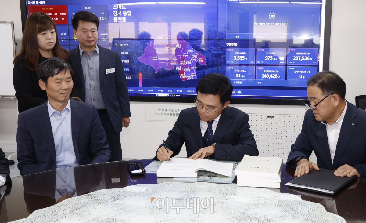 ▲진교훈 신임 강서구청장이 12일 서울 강서구청 집무실에서 강서구청장 사무 인수인계서에 서명하고 있다. 조현호 기자 hyunho@