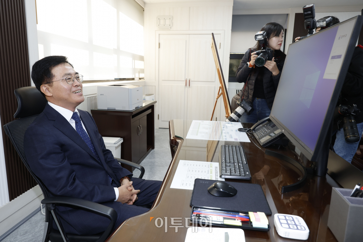 ▲진교훈 신임 강서구청장이 12일 서울 강서구청 집무실에서 자리에 앉고 있다. 조현호 기자 hyunho@