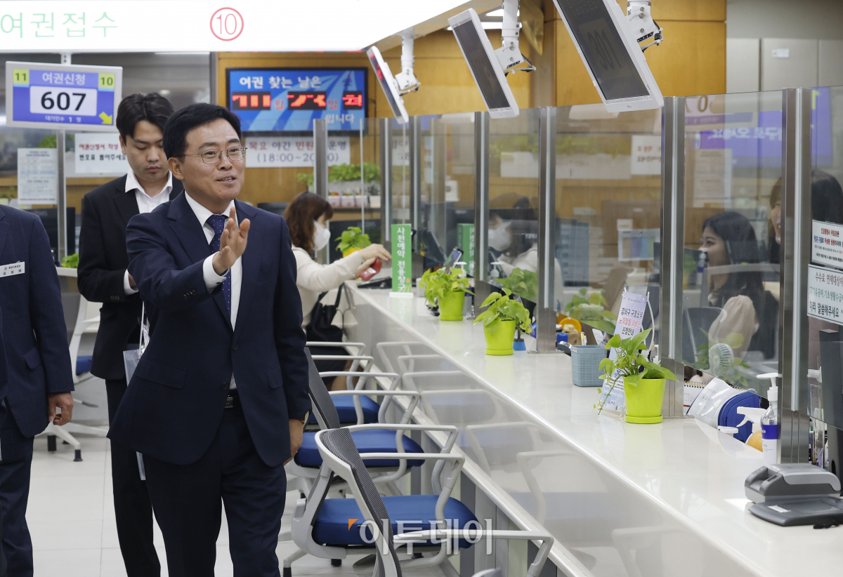 ▲진교훈 신임 강서구청장이 12일 서울 강서구청에 첫 출근하며 직원들과 인사를 하고 있다. 조현호 기자 hyunho@