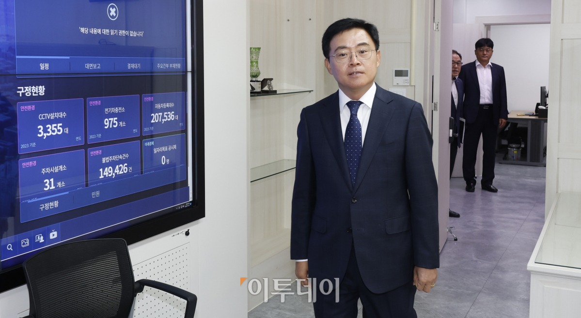 ▲진교훈 신임 강서구청장이 12일 서울 강서구청 집무실에 들어서고 있다. 조현호 기자 hyunho@