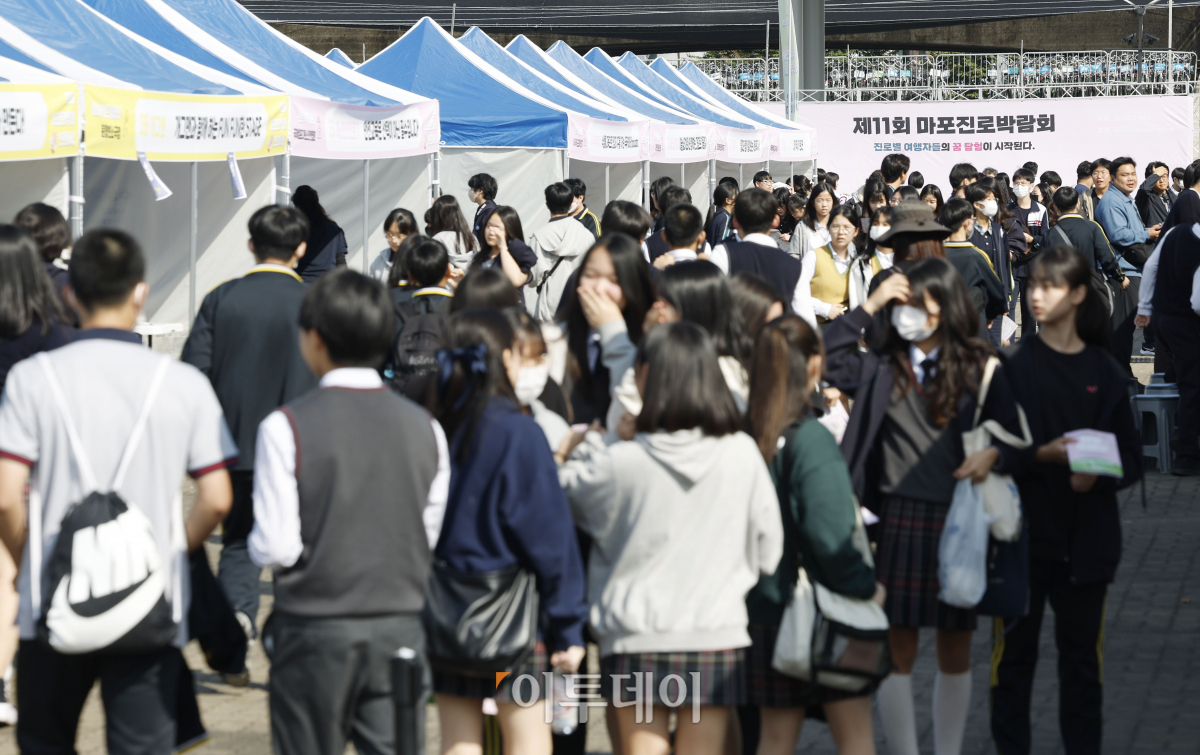 ▲12일 오전 서울 마포구 월드컵공원 평화광장에서 열린 '마포진로박람회'가 박람회를 찾은 학생들로 붐비고 있다. 조현호 기자 hyunho@