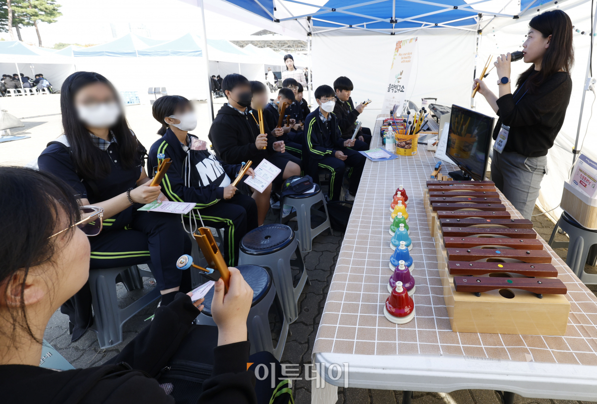▲12일 오전 서울 마포구 월드컵공원 평화광장에서 열린 '마포진로박람회'에서 학생들이 음악치료사 체험을 하고 있다. 조현호 기자 hyunho@