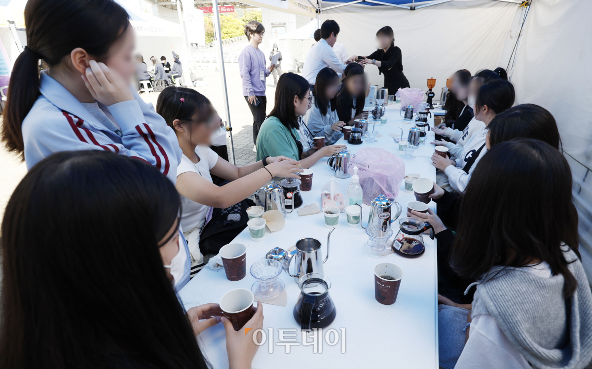 ▲12일 오전 서울 마포구 월드컵공원 평화광장에서 열린 '마포진로박람회'에서 학생들이 바리스타 체험을 하고 있다. 조현호 기자 hyunho@