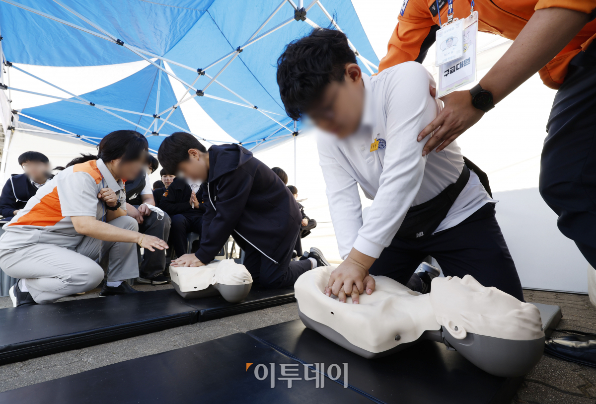 ▲12일 오전 서울 마포구 월드컵공원 평화광장에서 열린 '마포진로박람회'에서 학생들이 구급대원 체험을 하고 있다. 조현호 기자 hyunho@