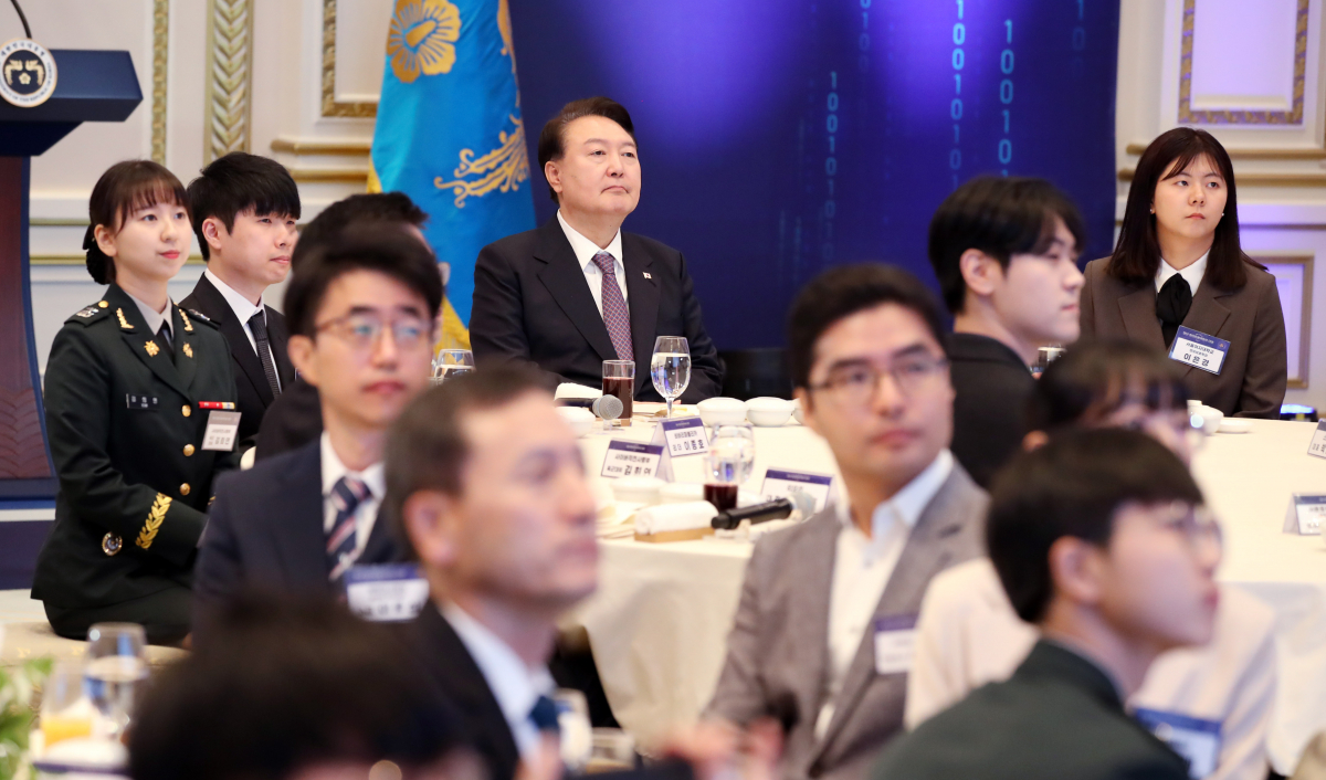 ▲윤석열 대통령이 12일 청와대 영빈관에서 열린 청년 화이트해커와의 대화에서 주제영상을 시청하고 있다. (연합뉴스)