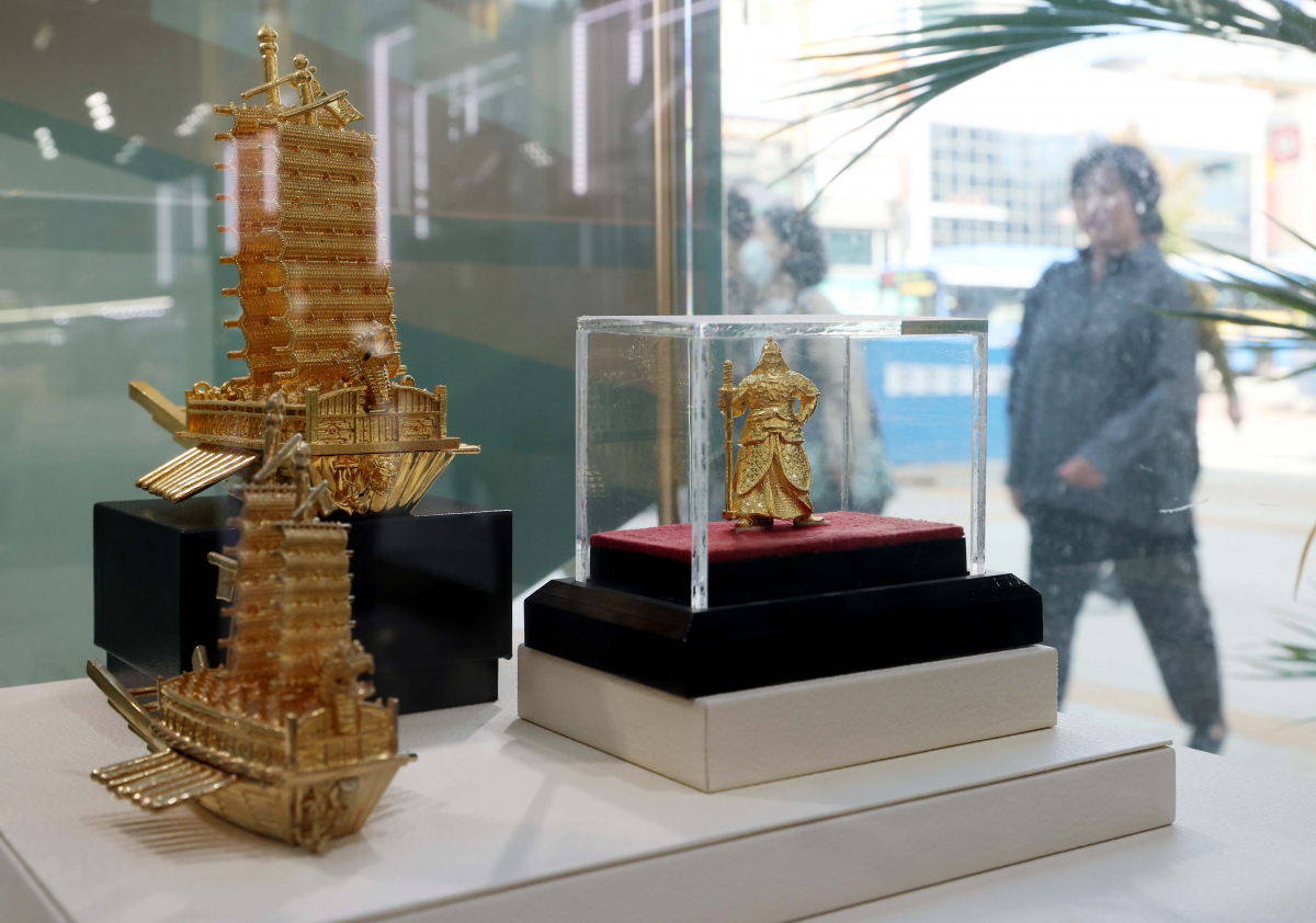 ▲이스라엘과 팔레스타인 무장단체 하마스 간 무력 충돌이 격화하면서 안전자산에 대한 수요가 늘어나 고금리와 달러 강세에 외면 받았던 금 가격이 반등세를 타고 있다. 12일 뉴욕상품거래소에 따르면 최근 12월물 금 가격은 온스당 1900달러에 다가서며 상승세를 보이고 있다. 미국 연방준비제도(Fed)의 긴축 기조 강화로 이달 5일 1831.8달러까지 하락한 금 가격은  이-팔 무력 충돌 사태로 6일(1845.2달러)과 9일(1864.3달러), 10일(1875.3달러). 11일(1887.3달러)까지 연속 급등세를 보이는 중이다. 이날 서울 종로구 한국금거래소에서 금이 판매되고 있다. 신태현 기자 holjjak@