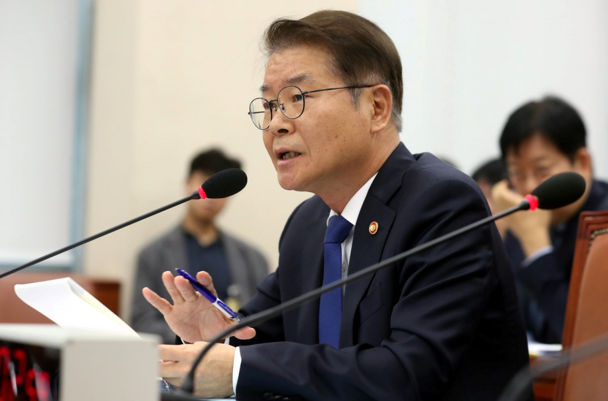 ▲이정식 고용노동부 장관이 12일 오전 서울 여의도 국회에서 열린 환경노동위원회 국정감사에서 의원들의 질의에 답변하고 있다.  (뉴시스)