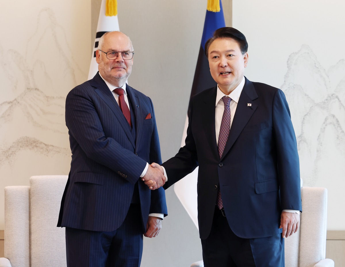 ▲윤석열 대통령이 12일 서울 용산 대통령실 청사에서 열린 한·에스토니아 정상회담에서 알라 카리스 에스토니아 대통령과 기념촬영을 하고 있다. (연합뉴스)