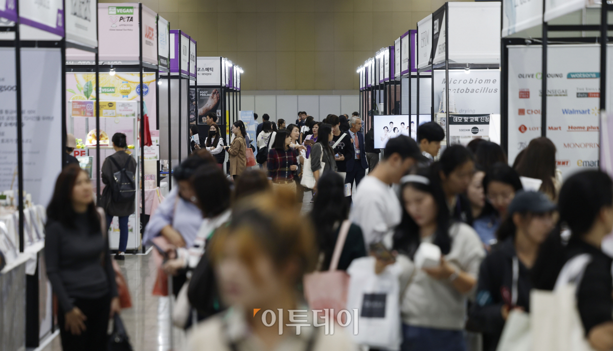 ▲12일 경기 고양시 킨텍스에서 열린 'K-뷰티 엑스포 코리아 2023'에서 관람객들이 부스를 살펴보고 있다. 조현호 기자 hyunho@