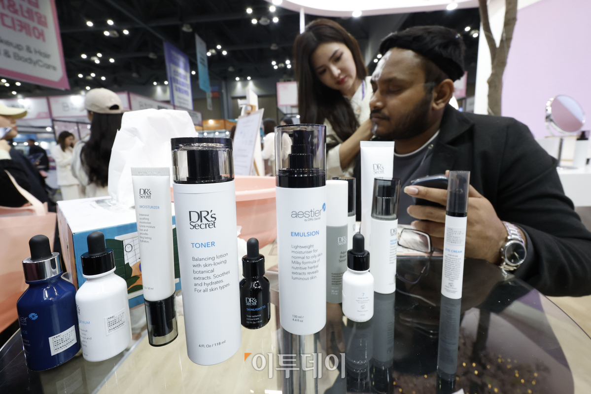 ▲12일 경기 고양시 킨텍스에서 열린 'K-뷰티 엑스포 코리아 2023'에서 관람객이 화장품 체험을 하고 있다. 조현호 기자 hyunho@