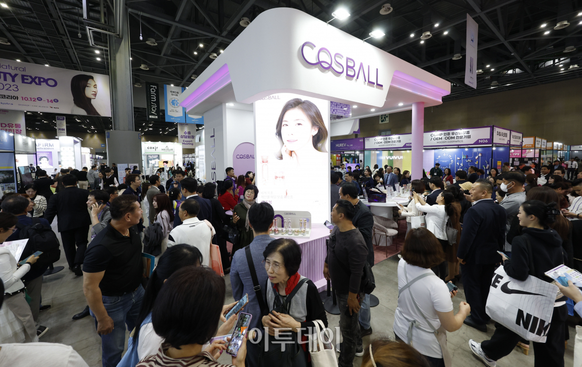 ▲12일 경기 고양시 킨텍스에서 열린 'K-뷰티 엑스포 코리아 2023' 박람회장이 관람객들로 붐비고 있다. 조현호 기자 hyunho@