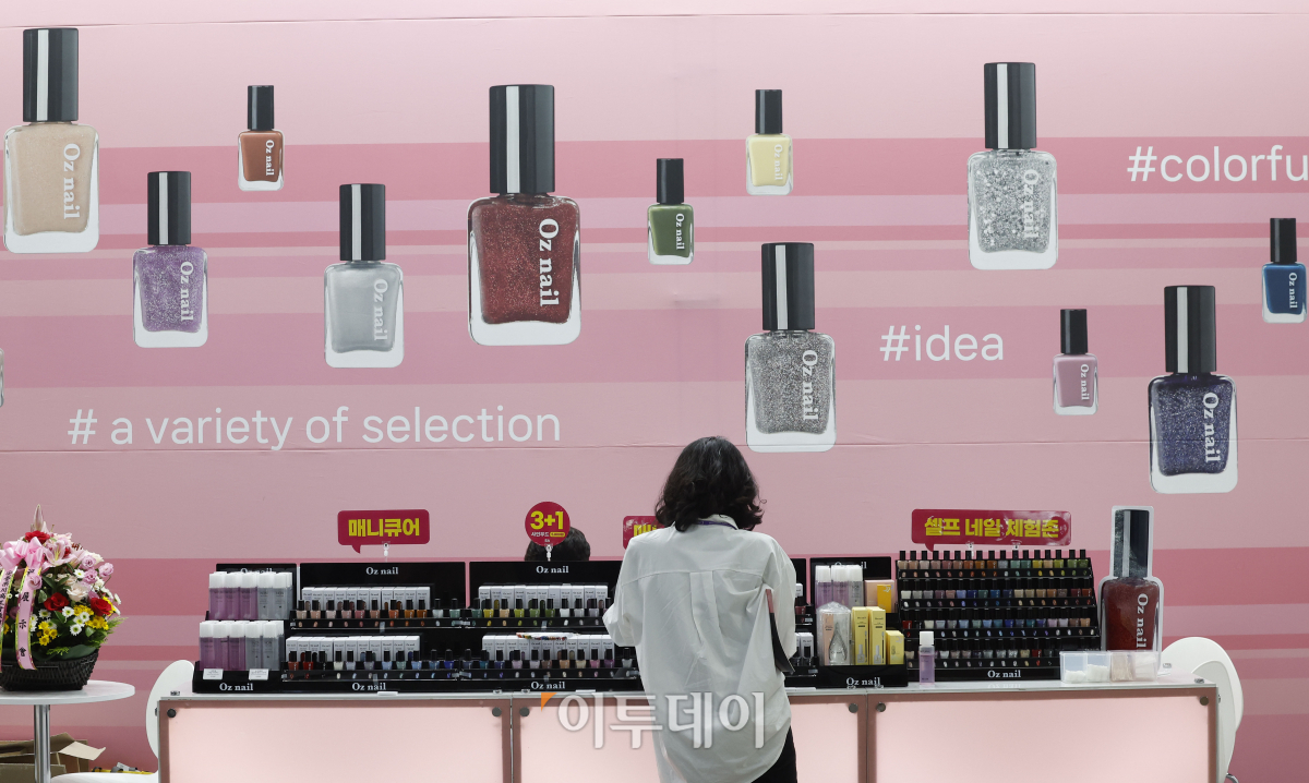 ▲12일 경기 고양시 킨텍스에서 열린 'K-뷰티 엑스포 코리아 2023'에서 관람객들이 매니큐어를 살펴보고 있다. 조현호 기자 hyunho@