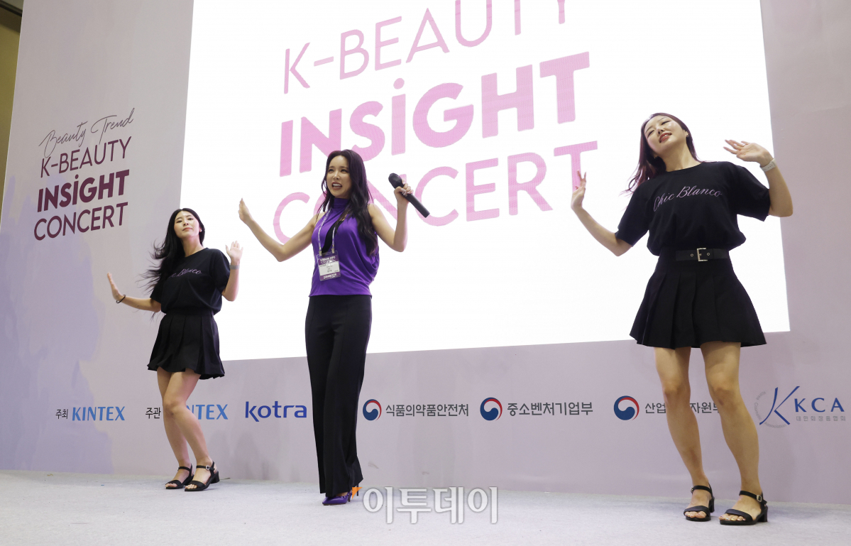 ▲트로트 가수 홍진영이 12일 경기 고양시 킨텍스에서 열린 'K-뷰티 엑스포 코리아 2023'에서 뷰티 브랜드 '시크 블랑코' 론칭 기념 축하공연을 하고 있다. 홍진영이 직접 제품을 기획하고 개발 과정에 참여한 뷰티 브랜드 시크 블랑코는 이날 브랜드를 론칭하고 파운데이션밤팩트와 립틴트, 세럼미스트, 크림, 클렌저 등 총 5개의 신제품을 출시했다. 조현호 기자 hyunho@