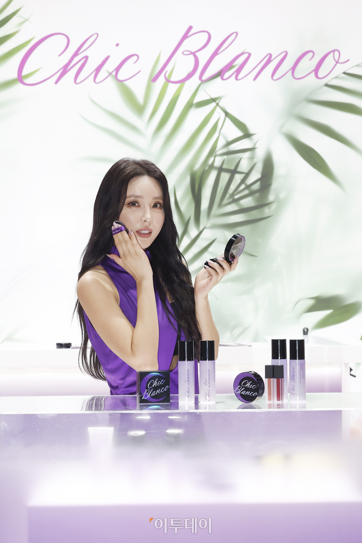 ▲트로트 가수 홍진영이 12일 경기 고양시 킨텍스에서 열린 'K-뷰티 엑스포 코리아 2023'에서 뷰티 브랜드 '시크 블랑코' 제품을 선보이고 있다. 홍진영이 직접 제품을 기획하고 개발 과정에 참여한 뷰티 브랜드 시크 블랑코는 이날 브랜드를 론칭하고 파운데이션밤팩트와 립틴트, 세럼미스트, 크림, 클렌저 등 총 5개의 신제품을 출시했다. 조현호 기자 hyunho@