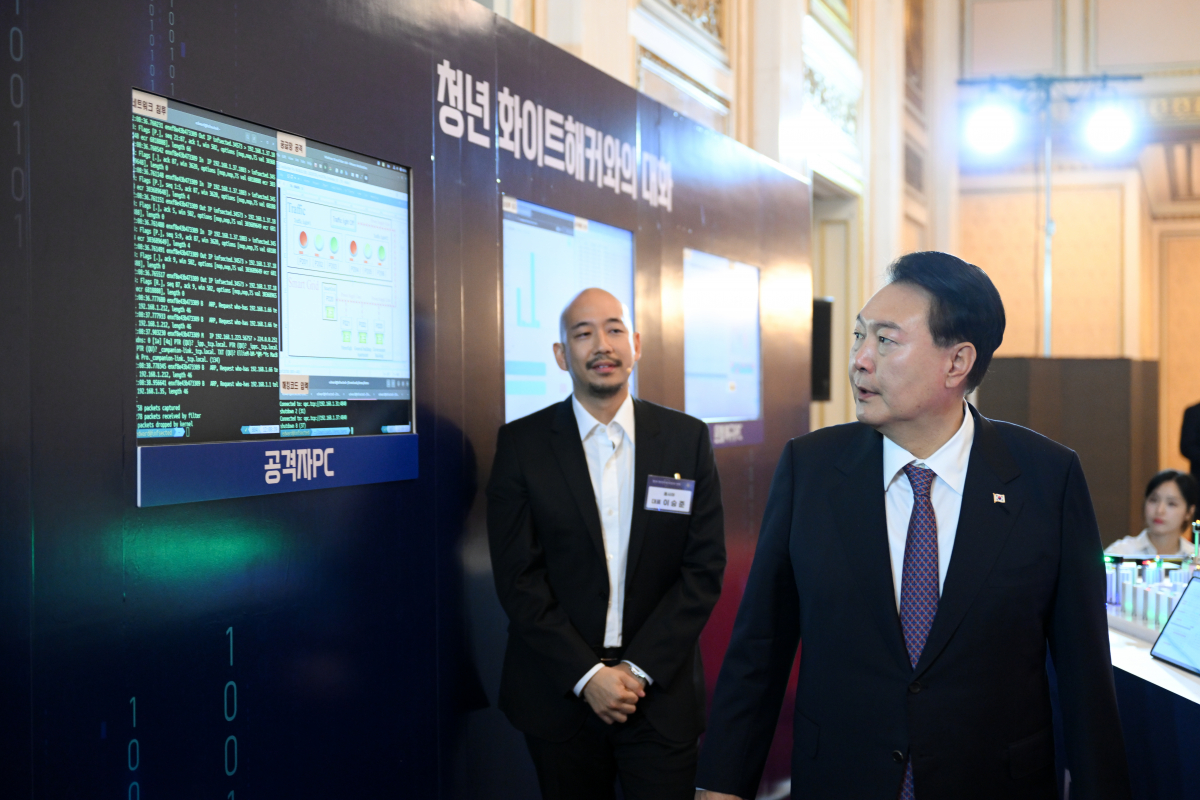 ▲윤석열 대통령이 12일 청와대 영빈관에서 열린 청년 화이트해커와의 대화에 앞서 스마트시티를 모사한 모의환경에 대한 해킹 방어 시연을 참관하고 있다. (대통령실)