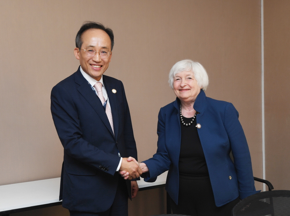 ▲IMF/WB 연차총회 참석차 모로코 마라케시를 방문 중인 추경호 경제부총리 겸 기획재정부 장관이 12일(현지시간) 본회의장에서 재닛 옐런 미국 재무장관과 면담에 앞서 악수하며 기념사진을 찍고 있다. (사진제공=기획재정부)