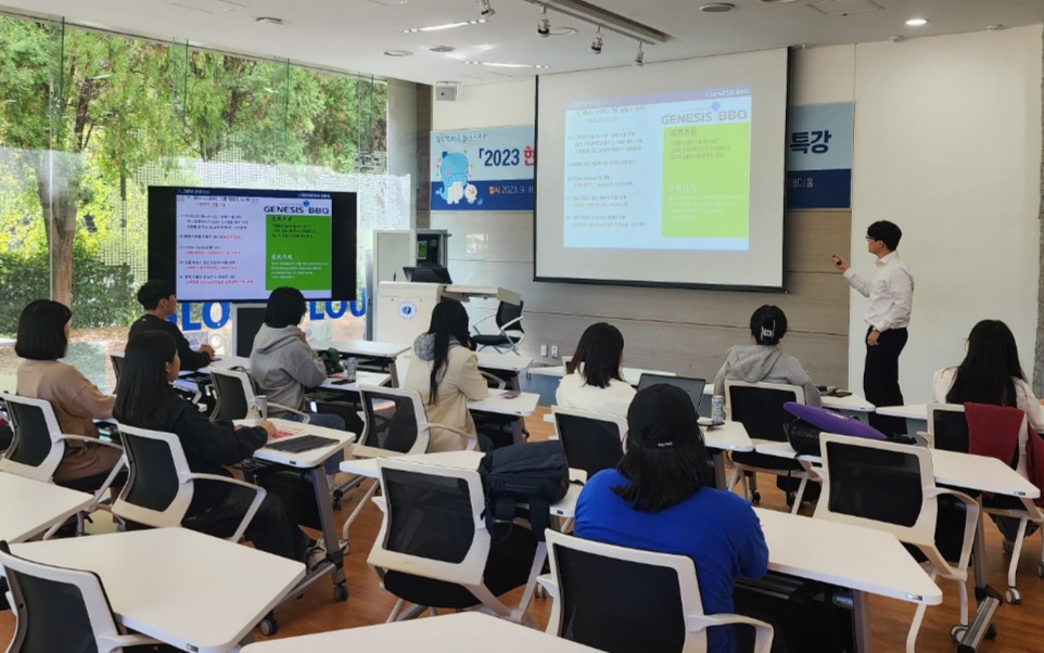 ▲제너시스BBQ 그룹 관계자가 16일부터 진행되는 하반기 공개채용 내용을 대학생들에게 설명하고 있다. (사진제공=제너시스BBQ)