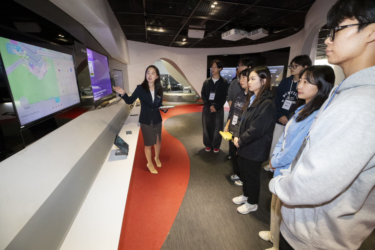 ▲KT의 ‘창의혁신리더 장학생’이 서울 서초구 KT연구개발센터에서 ‘기업탐방 현장 교육’을 받고 있다. (사진제공=KT)