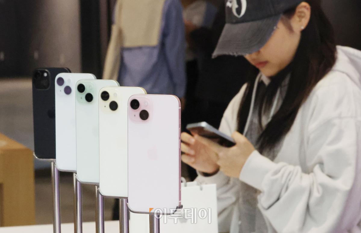 ▲애플의 아이폰15 시리즈 국내 출시일인 13일 서울 중구 애플 명동에서 시민들이 아이폰15 등 신제품을 살펴보고 있다. 애플은 이날 아이폰15 4종(일반, 플러스, 프로, 프로맥스)과 애플 워치9, 애플 워치 울트라2를 국내에 공식 출시하고 오프라인 매장 판매를 시작했다. 조현호 기자 hyunho@