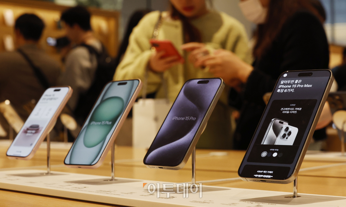 ▲애플의 아이폰15 시리즈 국내 출시일인 13일 서울 중구 애플 명동에서 시민들이 아이폰15 등 신제품을 살펴보고 있다. 애플은 이날 아이폰15 4종(일반, 플러스, 프로, 프로맥스)과 애플 워치9, 애플 워치 울트라2를 국내에 공식 출시하고 오프라인 매장 판매를 시작했다. 조현호 기자 hyunho@