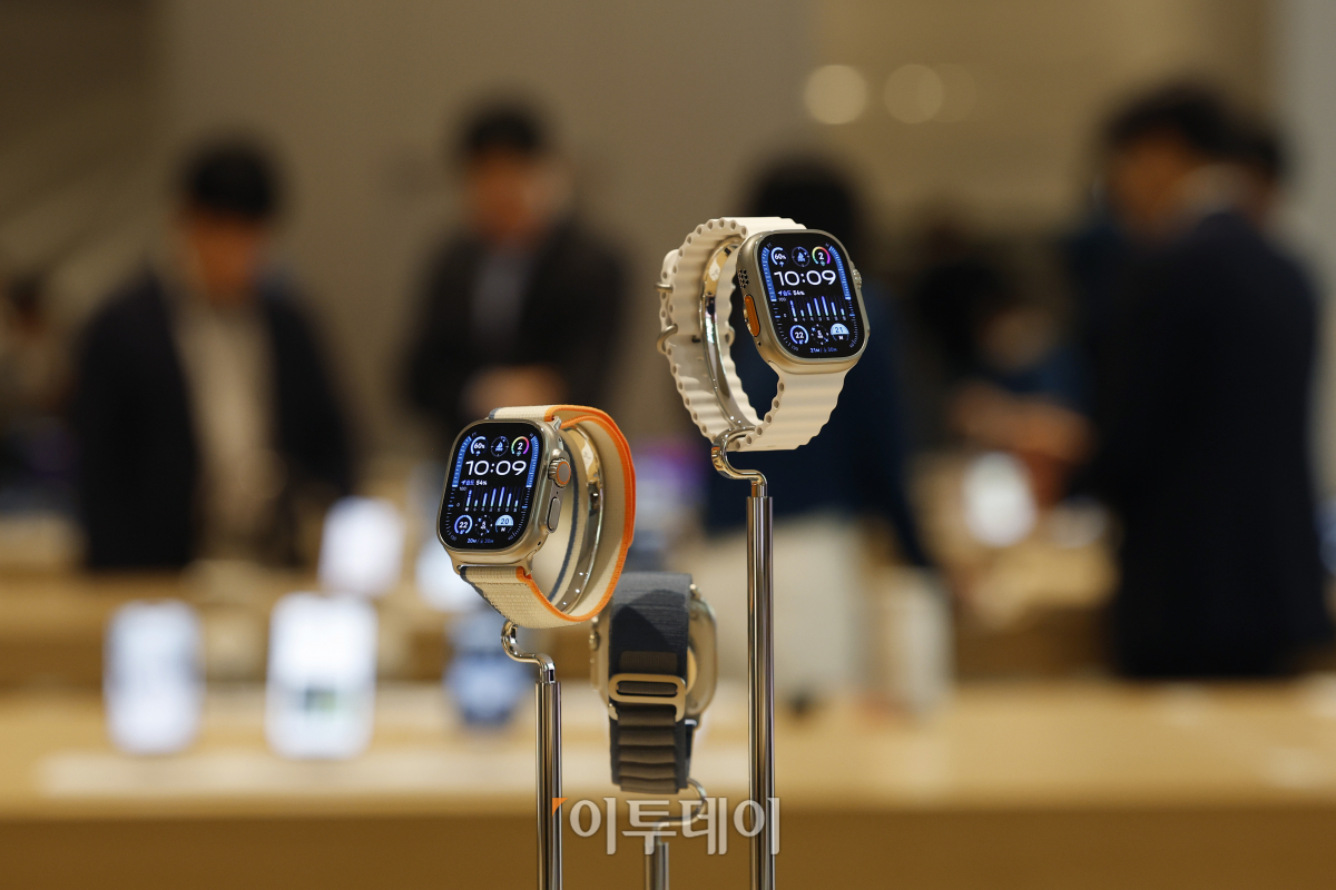 ▲애플의 아이폰15 시리즈 국내 출시일인 13일 서울 중구 애플 명동에 애플 워치 울트라2가 진열되어 있다. 애플은 이날 아이폰15 4종(일반, 플러스, 프로, 프로맥스)과 애플 워치9, 애플 워치 울트라2를 국내에 공식 출시하고 오프라인 매장 판매를 시작했다. 조현호 기자 hyunho@