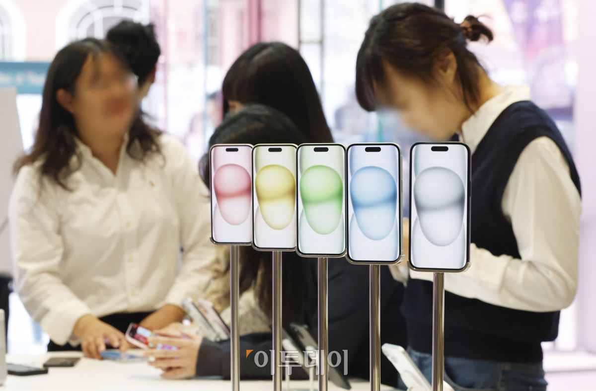 ▲애플의 아이폰15 시리즈 국내 출시일인 13일 서울 중구 애플 명동에서 시민들이 아이폰15 등 신제품을 살펴보고 있다. 애플은 이날 아이폰15 4종(일반, 플러스, 프로, 프로맥스)과 애플 워치9, 애플 워치 울트라2를 국내에 공식 출시하고 오프라인 매장 판매를 시작했다. 조현호 기자 hyunho@
