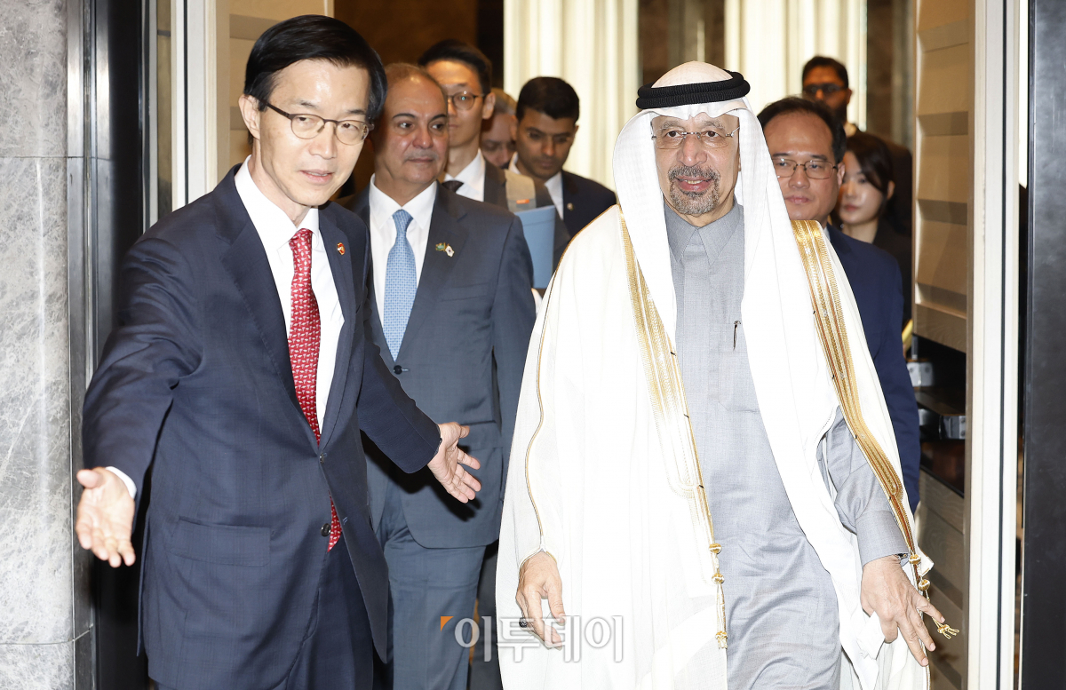 ▲방문규 산업부 장관과 칼리드 알팔레 사우디 투자부 장관이 13일 서울 종로구 포시즌스호텔에서 열린 '제4차 한-사우디 비전 2030 위원회'에 참석하고 있다. 조현호 기자 hyunho@