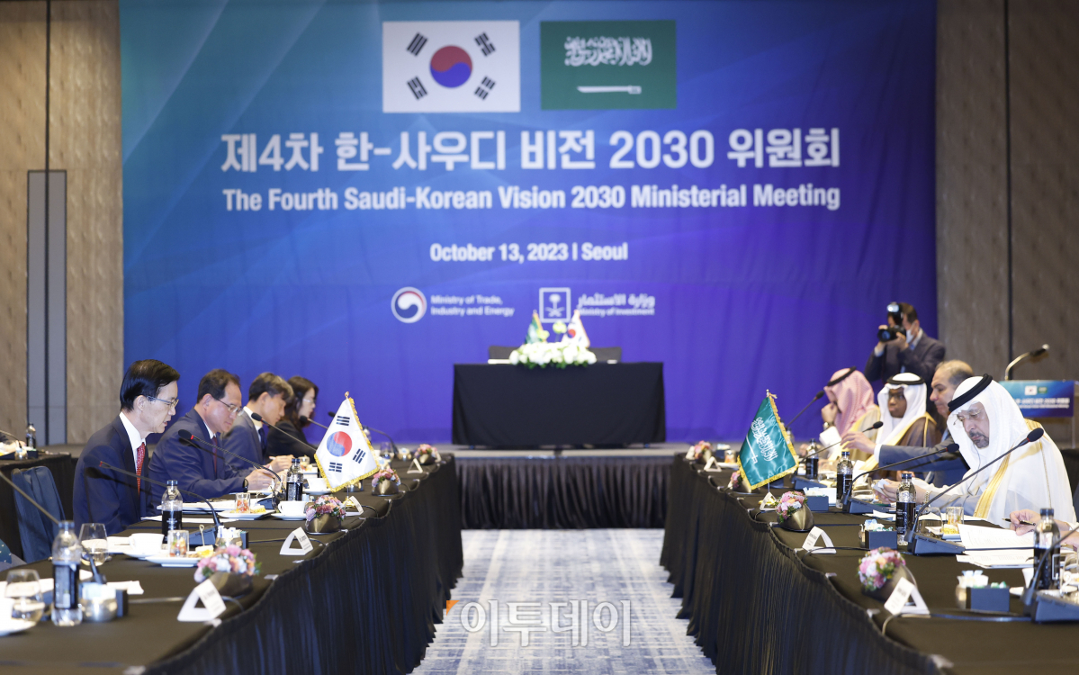 ▲방문규 산업부 장관이 13일 서울 종로구 포시즌스호텔에서 열린 '제4차 한-사우디 비전 2030 위원회'에서 모두발언을 하고 있다. 조현호 기자 hyunho@