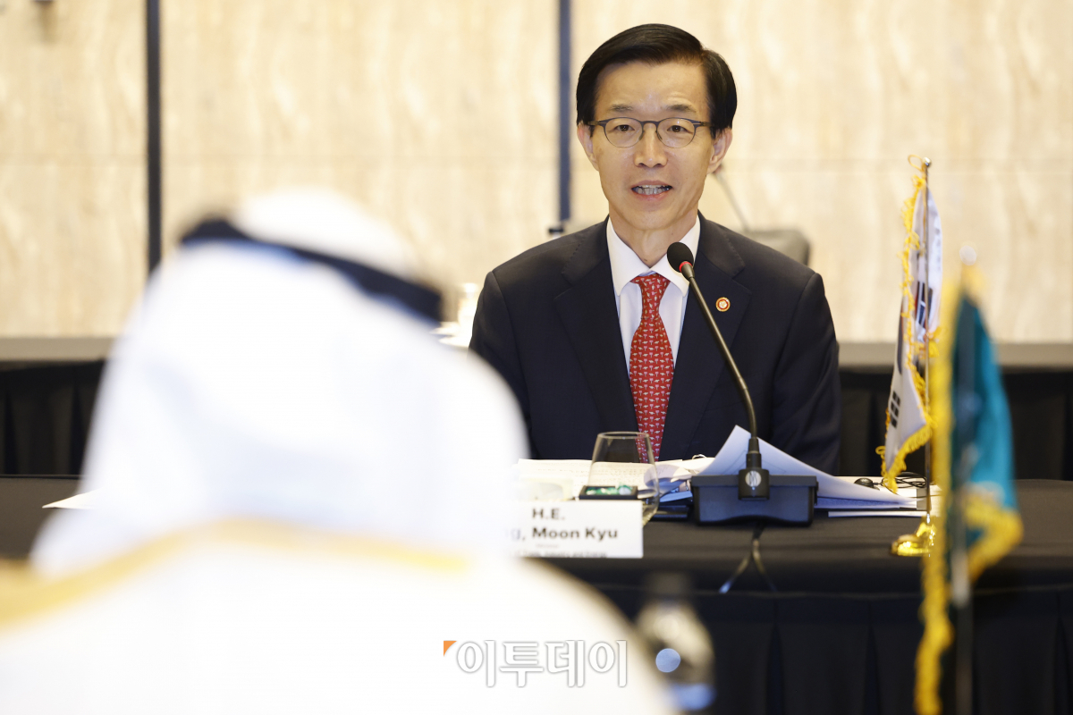 ▲방문규 산업부 장관이 13일 서울 종로구 포시즌스호텔에서 열린 '제4차 한-사우디 비전 2030 위원회'에서 모두발언을 하고 있다. 조현호 기자 hyunho@