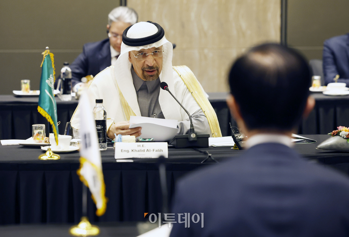 ▲칼리드 알팔레 사우디 투자부 장관이 13일 서울 종로구 포시즌스호텔에서 열린 '제4차 한-사우디 비전 2030 위원회'에서 모두발언을 하고 있다. 조현호 기자 hyunho@