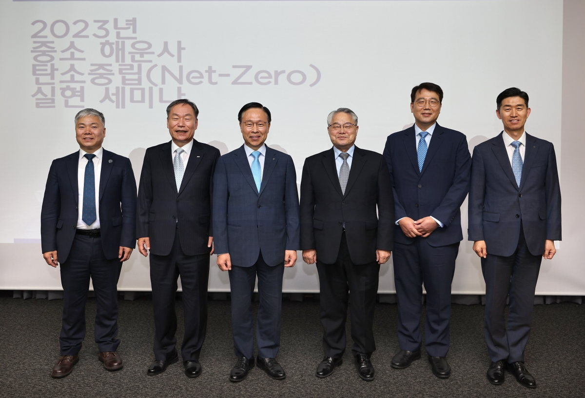 ▲(왼쪽부터) 박한선 한국해양수산개발원 실장, 박일동 ㈜디섹 회장, 김복규 KDB산업은행 수석부행장, 양창호 한국해운협회 부회장, 정성헌 우진선박㈜ 대표, 박종만 산은 본부장이 12일 부산국제금융센터에서 열린 '중소 해운사 탄소중립(Net-Zero) 실현을 위한 세미나'에서 기념촬영을 하고 있다. (사진제공=KDB산업은행)