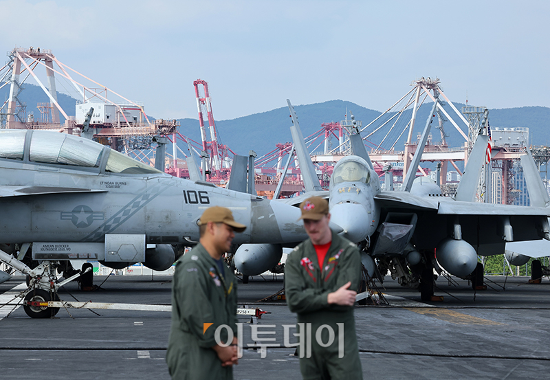 ▲13일 오후 부산작전기지에 입항해 있는 로널드 레이건함 갑판에 슈퍼호넷(F/A-18)을 비롯해 전투기가 탑재돼 있다. 사진공동취재단