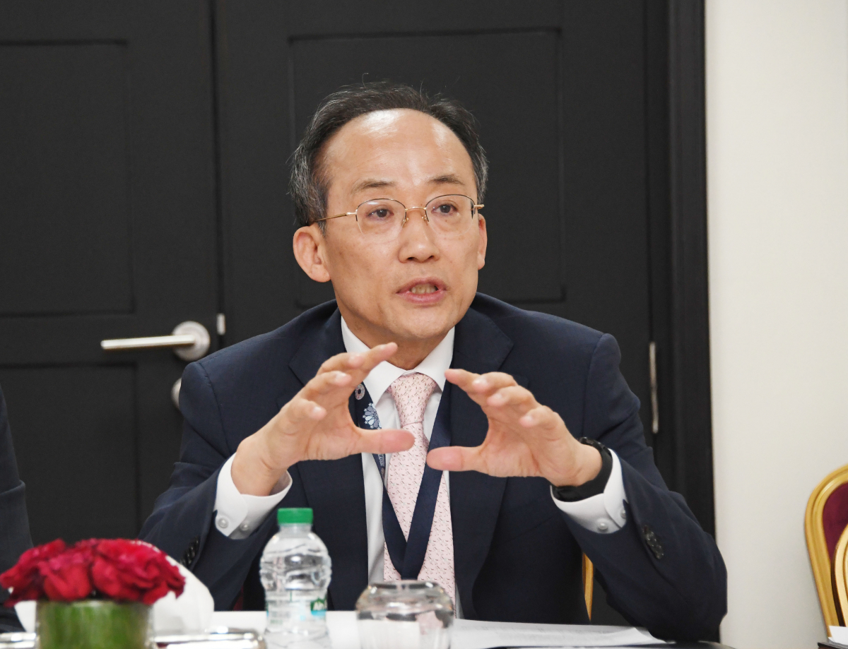 ▲국제통화기금(IMF)·세계은행(WB) 연차총회 및 G20재무장관회의 참석차 모로코 마라케시를 방문 중인 추경호 경제부총리 겸 기획재정부 장관이 13일(현지시각) 동행기자단과 간담회에서 기자들의 질문에 답변하고 있다. (사진제공=마라케시공동취재단)