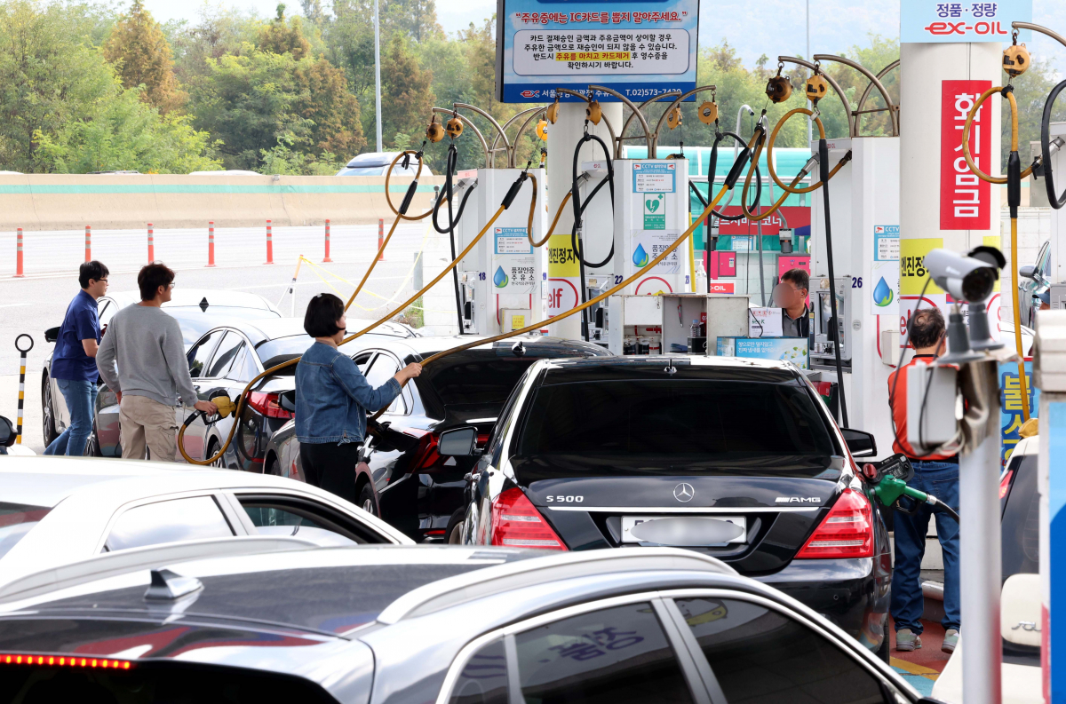 ▲국내 주유소 휘발유·경유 가격이 14주 만에 하락세로 돌아선 가운데 15일 서울의 한 주유소에서 시민들이 주유를 하고 있다. 한국석유공사 유가정보서비스(오피넷)에 따르면 10월 둘째 주 전국 주유소의 휘발유 평균 판매가격은 지난주보다 리터당 7.7원 내린 1788.3원을 나타냈다. 경유 판매가는 1693.3원으로 3.8원 내려갔다. 지난주 약 9개월 만에 1700원을 돌파한 지 1주 만에 다시 1600원대를 기록했다. 신태현 기자 holjjak@