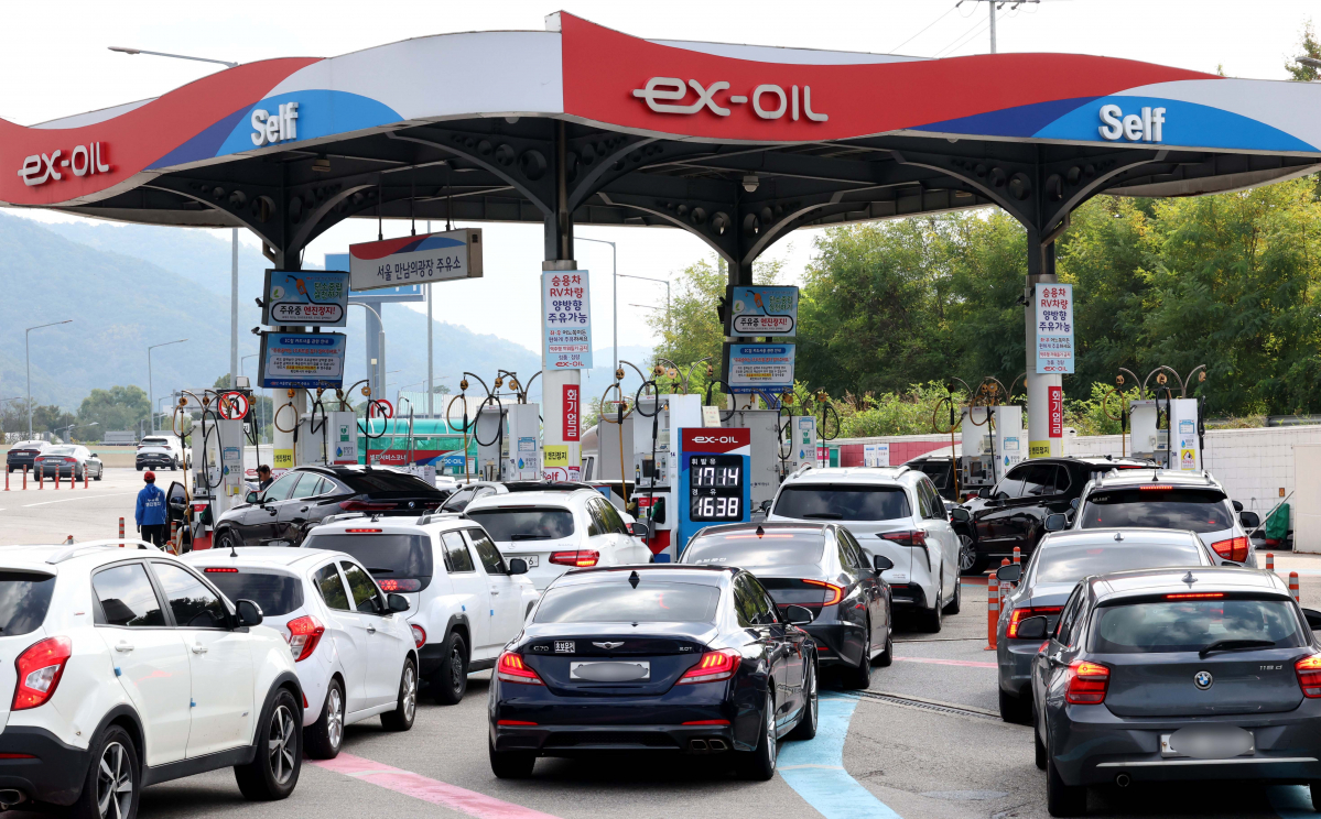 ▲국내 주유소 휘발유·경유 가격이 14주 만에 하락세로 돌아선 가운데 15일 서울의 한 주유소에서 차량들이 주유를 위해 대기하고 있다. 한국석유공사 유가정보서비스(오피넷)에 따르면 10월 둘째 주 전국 주유소의 휘발유 평균 판매가격은 지난주보다 리터당 7.7원 내린 1788.3원을 나타냈다. 경유 판매가는 1693.3원으로 3.8원 내려갔다. 지난주 약 9개월 만에 1700원을 돌파한 지 1주 만에 다시 1600원대를 기록했다. 신태현 기자 holjjak@
