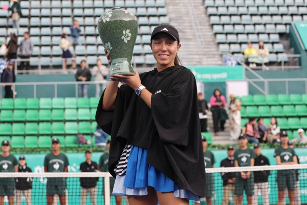 ▲15일 오후 서울 송파구 올림픽공원 테니스장에서 열린 2023 여자프로테니스(WTA) 투어 하나은행 코리아오픈 단식 우승을 차지한 미국 제시카 페굴라가 트로피를 들고 기념 촬영하고 있다. (서울=연합뉴스)
