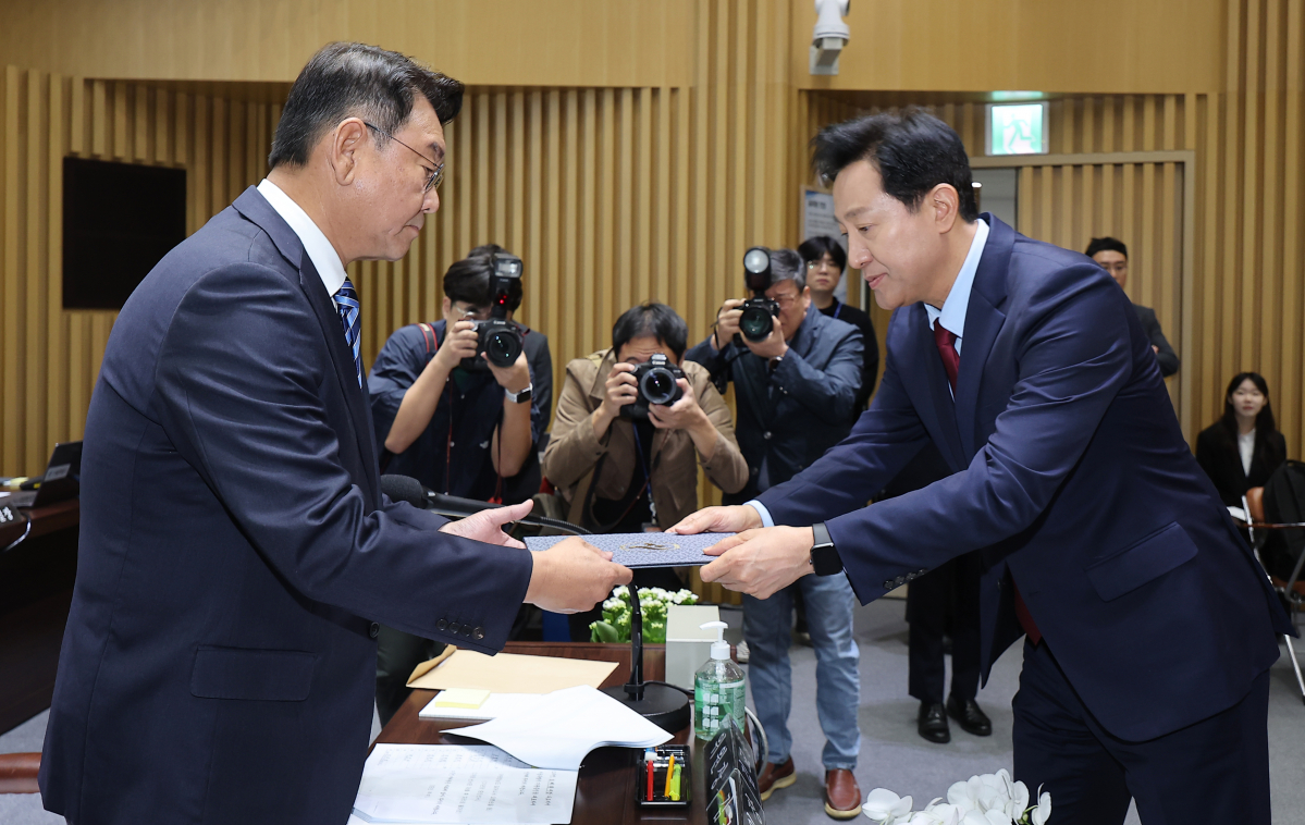 ▲오세훈 서울시장이 16일 서울 시청에서 열린 서울시청에 대한 국회 행정안전위원회 국정감사에서 김교흥 위원장에게 증인 선서문을 전달하고 있다. (연합뉴스)