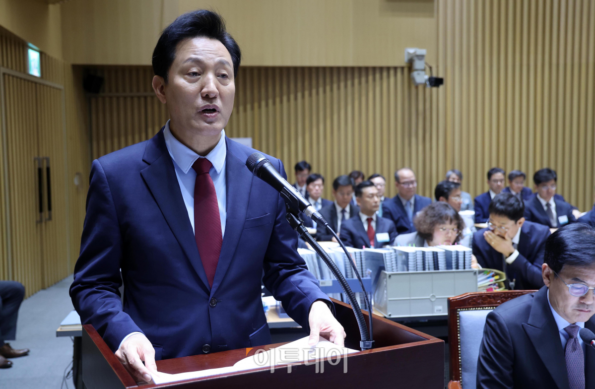 ▲오세훈 서울시장이 16일 서울 중구 서울시청에서 열린 국회 행정안전위원회 서울시청에 대한 국정감사에서 업무부고를 하고 있다. 조현호 기자 hyunho@