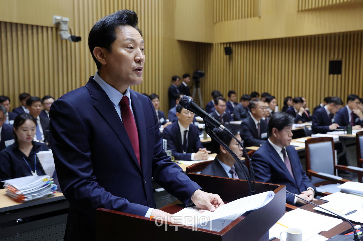 ▲오세훈 서울시장이 16일 서울 중구 서울시청에서 열린 국회 행정안전위원회 서울시청에 대한 국정감사에서 업무부고를 하고 있다. 조현호 기자 hyunho@