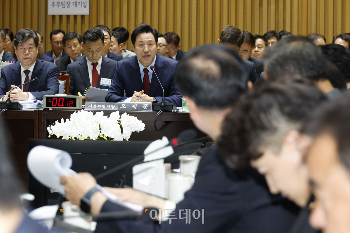 ▲오세훈 서울시장이 16일 서울 중구 서울시청에서 열린 국회 행정안전위원회 서울시청에 대한 국정감사에서 의원 질의에 답하고 있다. 조현호 기자 hyunho@