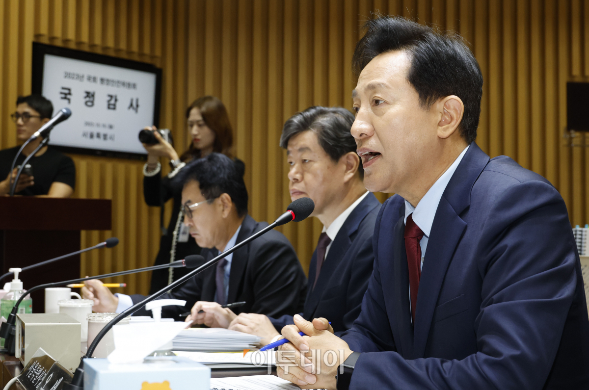 ▲오세훈 서울시장이 16일 서울 중구 서울시청에서 열린 국회 행정안전위원회 서울시청에 대한 국정감사에서 의원 질의에 답하고 있다. 조현호 기자 hyunho@